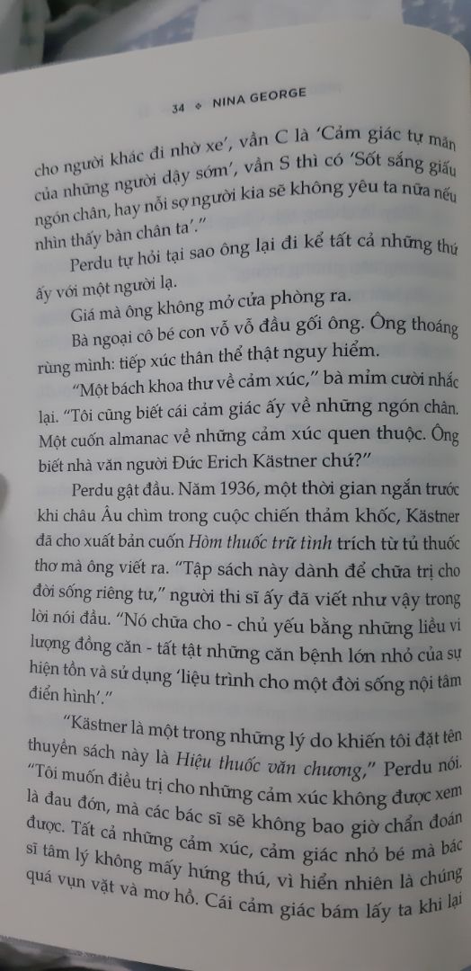 Một quyển sách sâu lắng đầy hấp dẫn.
Giá mà ngoài đời có thể gặp được ai đó kê thuốc bằng sách như thế này. Ông ấy vốn không thể tự kê thuốc cho chính mình, nhưng lại trị liệu được cho rất nhiều người khác. Để bắt mạch được căn bệnh của bản thân, ông đã phải đi vòng một chuyến, trong khi chữa trị cho người khác thì đơn giản hơn nhiều....