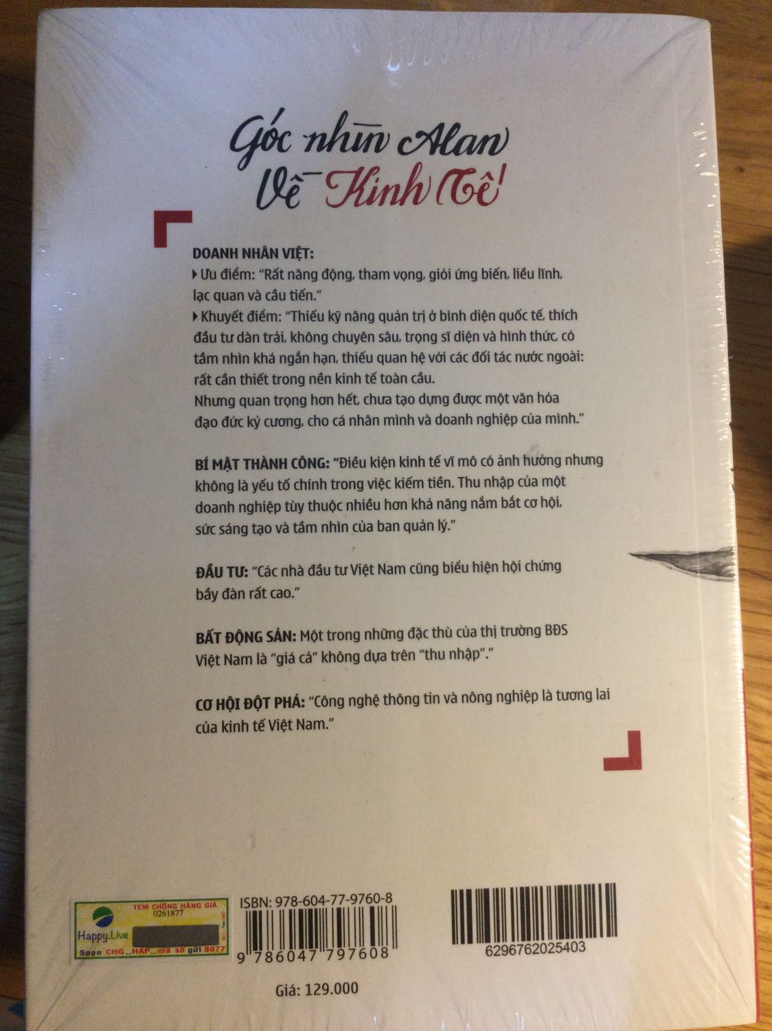 Thật sự rất cảm ơn người giao hàng ạ, vì nhà em có họ hàng bên nước ngoài mà kiếm quyển này không ra nên nhờ em đặt giúp. Em cứ sợ là không về kịp nhưng rất may là anh giao hàng đã chấp nhận lấy hàng cho kịp thời giao. Em 1 lần nữa thật sự rất cảm ơn ạ! Chất sách đẹp, bìa nhìn rất xịn nha, không hề có vấn đề gì về mặt hàng cả! Sẽ ủng hộ shop tiếp nếu có cơ hội ạ!