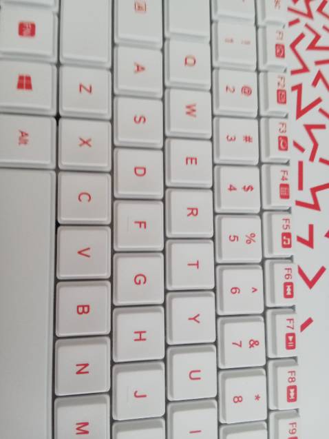 Bàn phím nhẹ. Phím nhạy. Sẽ ồn nếu phòng có 2 người. Shop tặng 4 cục pin cho mình ẳu dụng. Không có kèm theo phiếu bảo hành gì hết trơn