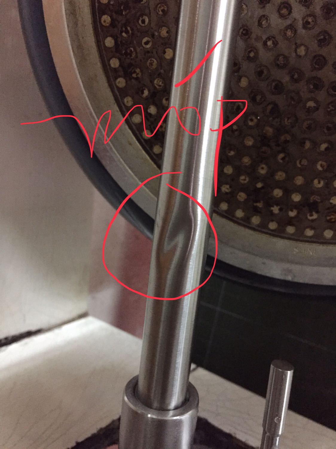 - Về hình dáng, sản phẩm đã nhận giống như quảng cáo. Tuy nhiên có 1 chỗ móp. 
- Về chất lượng lưu lượng nước, lượng nước chảy ra thực tế rất yếu. Có thể đây sản phẩm này bị lỗi ở khâu sản xuất. Nếu vậy chén bát rửa khó sạch, việc rửa mất nhiều thời gian, ảnh hưởng đến sức khỏe,... Phía shop có thể giúp chúng tôi đổi lại sản phẩm khác được không ạ? 
Rất mong nhận được sự giúp đỡ từ TIKI.