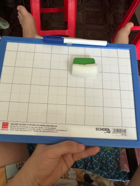 Bảng con dùng cho lớp 1 và lớp 2 nhé cả nhà, có 2 mặt, 1 mặt dùng phấn, 1 mặt dùng bút lông, rất hài lòng.