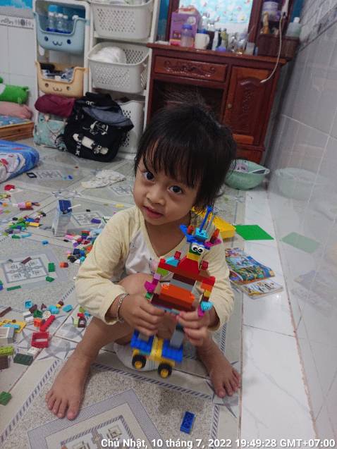 Lego hơi nhỏ nhưng ráp rất khít, màu nhựa rất đẹp, cha và con chơi rất thích. Nên mua nhé mọi người. Em mua lúc giảm giá chỉ 950.000đ
