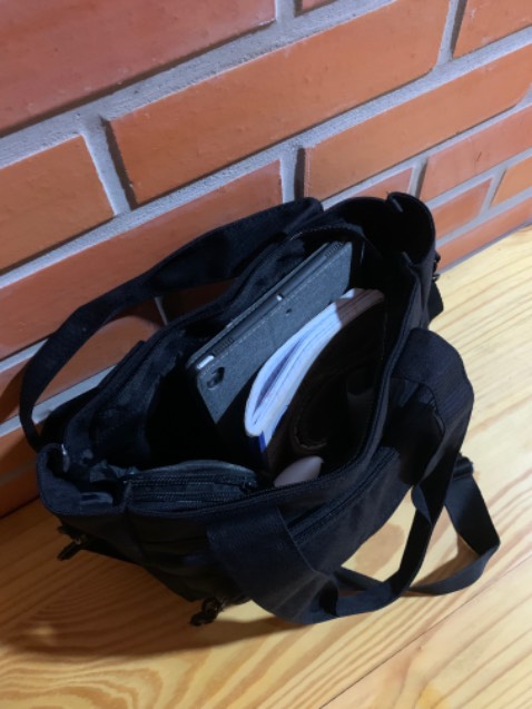 Túi chắc chắn, nhiều ngăn, đựng được nhiều đồ nhưng vẫn khá gọn gàng, kiểu dáng đơn giản dễ sử dụng. Giá lại phải chăng nữa! Ủng hộ shop!