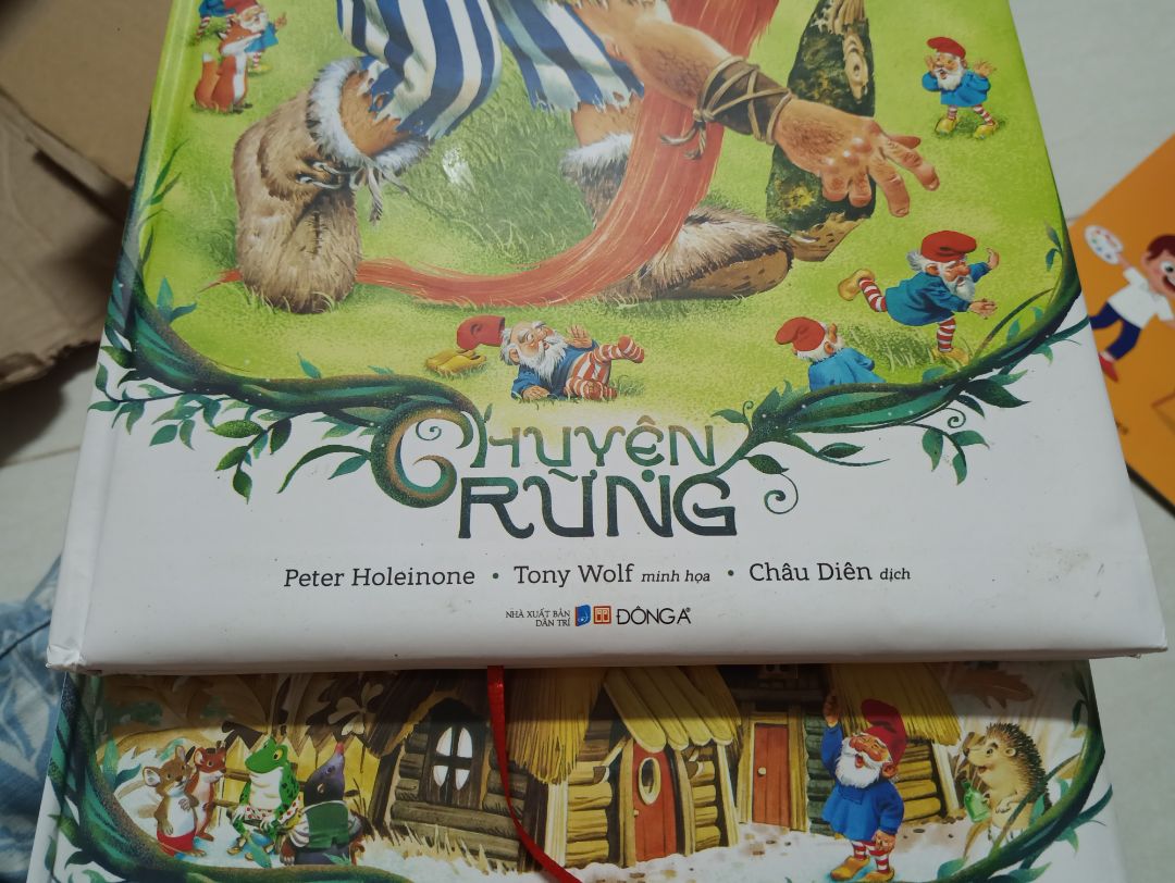 Giao hàng thùng rách, làm bìa sách bị dơ.
Sách in màu quá đậm, nhìn không đẹp và không sắc nét.