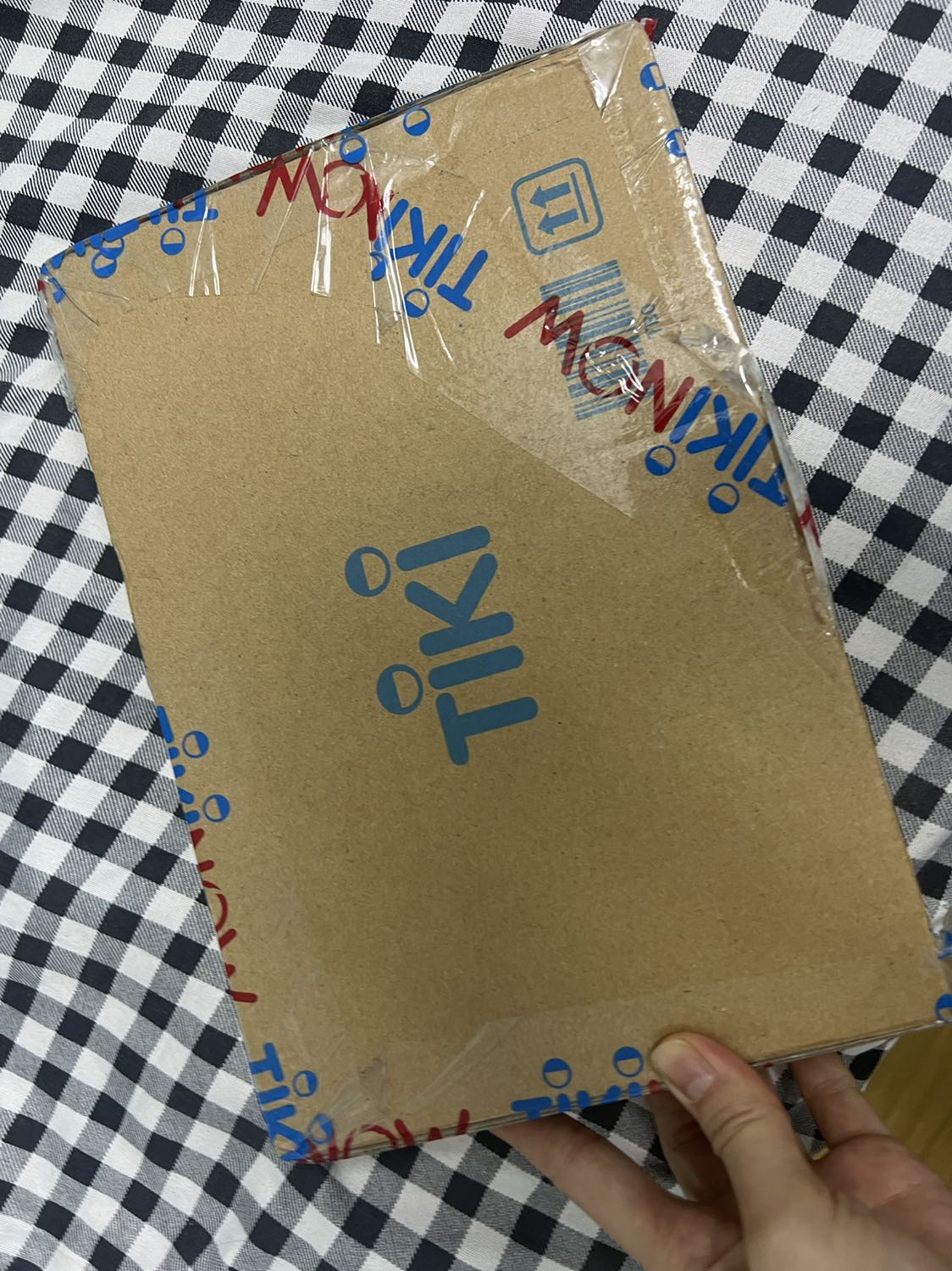 Giao hàng nhanh, bọc hàng cẩn thận lắm nha. Mình chưa đọc nhưng thấy review khá hay