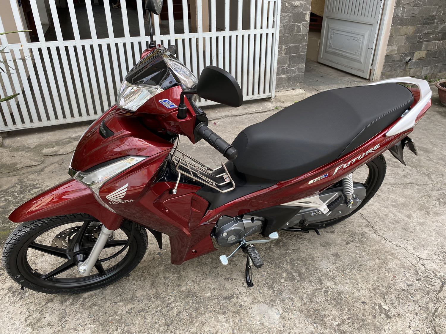 đâ nhận xe,quà tặng là 01 valy hết valy nên của hàng tặng 01 nón bảo hiểm ,01 bảo hiểm xe máy,bên tiki kỳ này giao hàng và của hàng giao xe lâu hơn kỳ trước 09 ngày mới giao xe, lần trước mua winer x ,02! ngày là nhận được xe