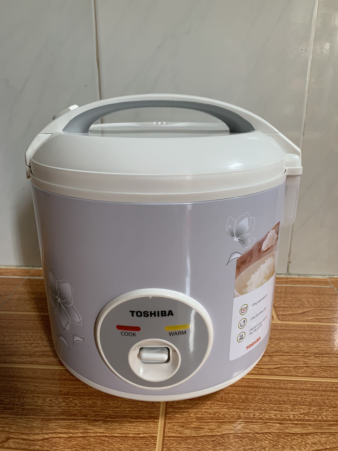 Tiki đóng gói cẩn thận, nồi cơm mới, đẹp, đầy đủ phụ kiện, nấu nhanh chín và cơm ngon. Nồi chống dính nhưng sao mình nấu thì thấy cơm hơi bị cháy nhẹ. Mùa dịch nên tiki giao hàng chậm mặc dù mình đã đặt giao hàng trong 2h, nhưng thôi vẫn tạm chấp nhận được.