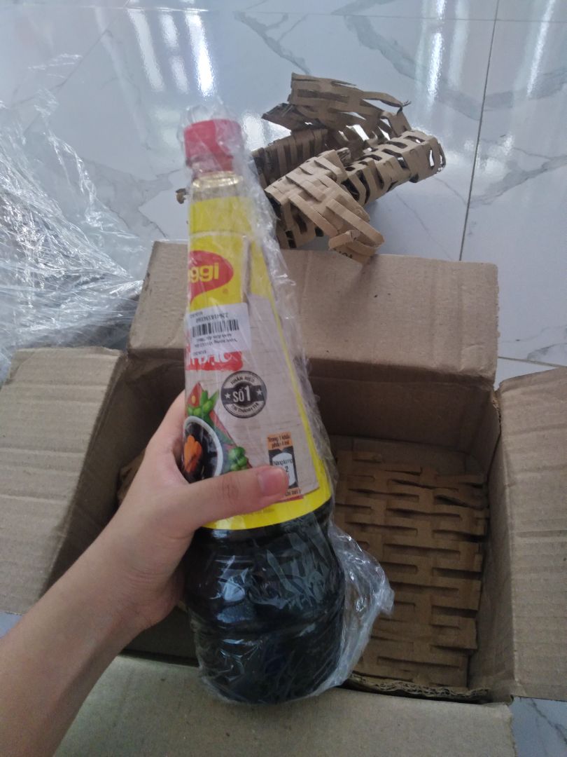 có chai nước tương thôi mà gói hộp chà bá luôn, lót rất kĩ không sợ bị tràn