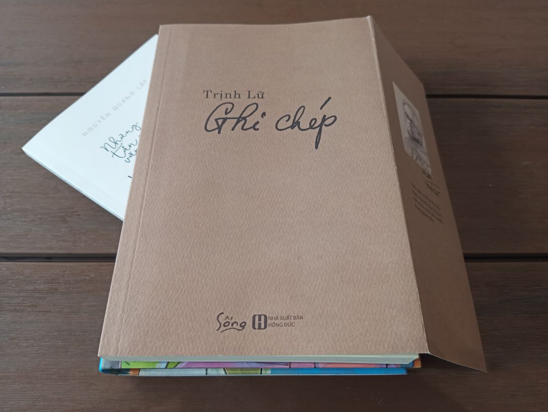 Tác phẩm này của dịch giả, hoạ sỹ Trịnh Lữ là cuốn chọn lọc những ghi chép, trải nghiệm về đời và nghệ thuật của ông.
Sách đẹp, kèm poscat tranh của ông.