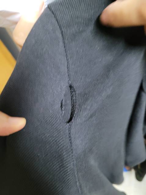 Váy bị rách . Đề nghị đổi trả