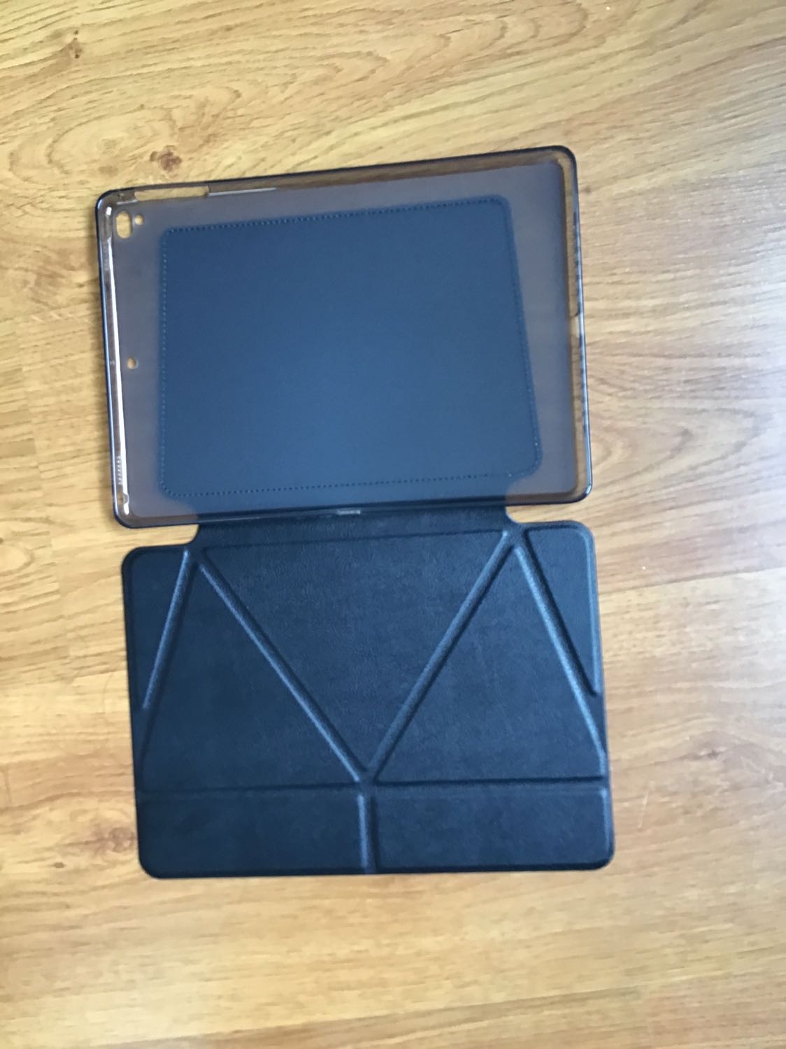 Ốp hơi nặng, mình đặt màu vàng nhưng shop chỉ giao màu đên. Nhưng vì chất lượng khá tốt nên mình cho 4 sao