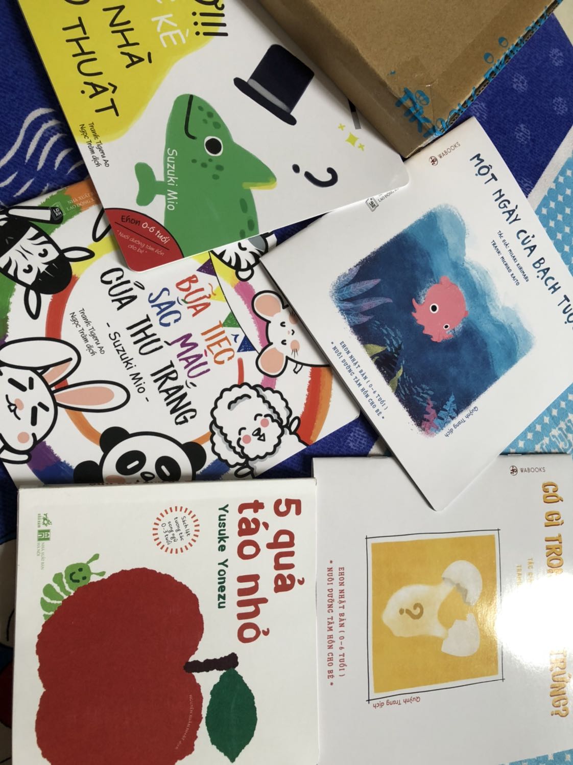 Sách phù hợp cho các bé nhỏ xem rất thích, ehon rất thu hút trẻ.
Ps: tiki note trừ bookcare của mình nhưng sách ko được bao, mình bị mấy lần thế này rồi haizzza Sách phù hợp cho các bé nhỏ xem rất thích, ehon rất thu hút trẻ.
Ps: tiki note trừ bookcare của mình nhưng sách ko được bao, mình bị mấy lần thế này rồi haizzza