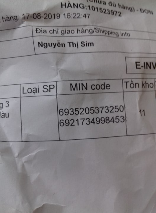 Mấy bạn mua hàng tiki tốt nhất nên kiếm tra thật kĩ trước khi nhận. nói thật, mình mua hàng tiki từ rất lâu r. có những lần mua sách, bị cong bìa, sách bên trong bị vệt ố vàng. có lần hàng trông lại cũ, cũng thôi, bỏ qua. nhưng lần này thì không thể chịu nổi! :)
Mình đặt rõ ràng là khay tài liệu 3 ngăn deli này. vậy mà lần đầu giao cho mình lại là đồ chơi trẻ em. mở hàng ra đã thấy "........" rồi. mình phải gọi lên tổng đài nói đổi hàng. 
Mấy bạn không biết đấy chứ, tổng đài thu phí rất mắc luôn. gọi tầm 2,3 phút đã bay hết 30k. rồi còn phải gửi *** 5 lần 7 lượt mới được rep!
Tiếp, mình phải đợi tận gần 1 tháng cho vụ đổi lại hàng. tưởng đâu ngon lành, nhưng lại ôm nguyên cục tức vào người nhé!
Hàng mình nhận được không phải khay 3 ngăn deli. Mà là khay 4 ngăn yapeng. khó chịu không chịu được. nhựa rất mỏng, lỏng lẻo luôn ấy. check code 2 sản phẩm cũng hoàn toàn khác nhau!
làm ăn thật......... mình đã gửi *** phản ánh nhưng chưa nhận được câu trả lời. không lẽ cứ đợi mãi để được đổi hàng hay chịu nhận luôn như này :)))))
lần sau thì không bao h mua hàng trên tiki nữa. xin kiếu!