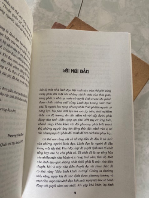 sách bọc rất chắc nên phần ngoài k đẹp lắm, không biết bên trong còn lỗi gì không nhưng trc mắt đánh giá 5 sao vì giấy in k phải màu trắng =))) đọc dịu mắt
