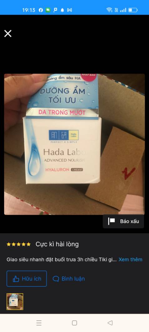 Đã dùng nhiều lần sp này từ tiki. Dưỡng ẩm tốt, từ ngày gặp em này là không lo bong tróc da mặt vào mùa đông nữa, lúc mới bôi lên hơi bết dính nhưng kem thấm khá nhanh sau vài phút là không để lại dấu vết hay cảm giác gì nữa :))