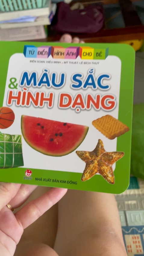 Sách bìa cứng, trang nào cũng cứng luôn, bé dễ đọc mà k bị rách, màu sắc tươi sáng, hình ảnh và chữ rõ nét, tuy nhiên thiếu màu xanh lá