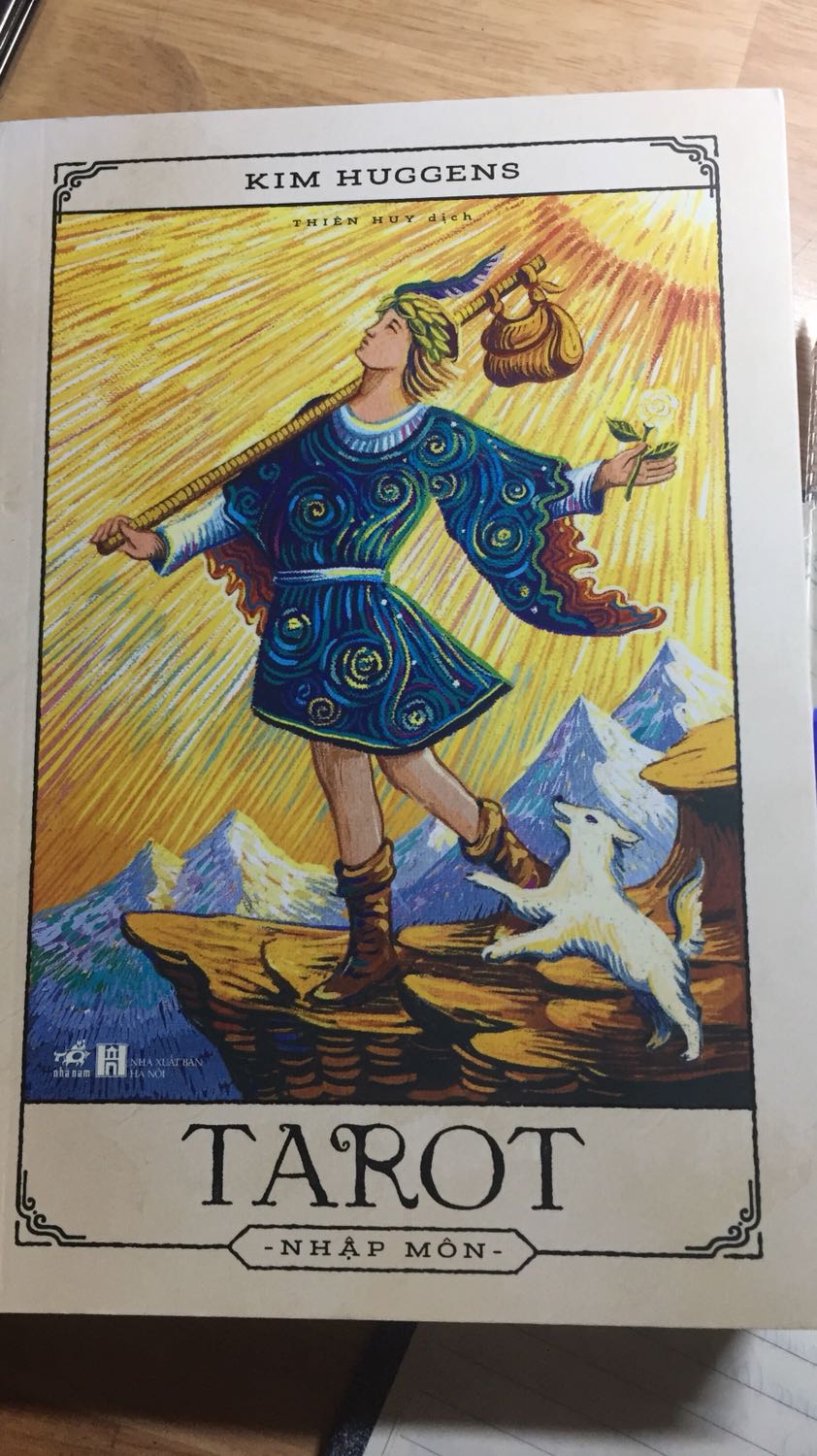 Mình mới nhận sách, đọc đc vài trang sách mình thấy hào hứng và càng muốn tìm hiểu thêm
Sách dày dặn nhg đọc dễ nát gáy sách 
Mùi hơi lạ k thơm như các sách khác
Nhưng là lựa chọn đáng thử cho các newbie
Sách có cả lí thuyết và bt thực hành nên tiện lắm nhé!