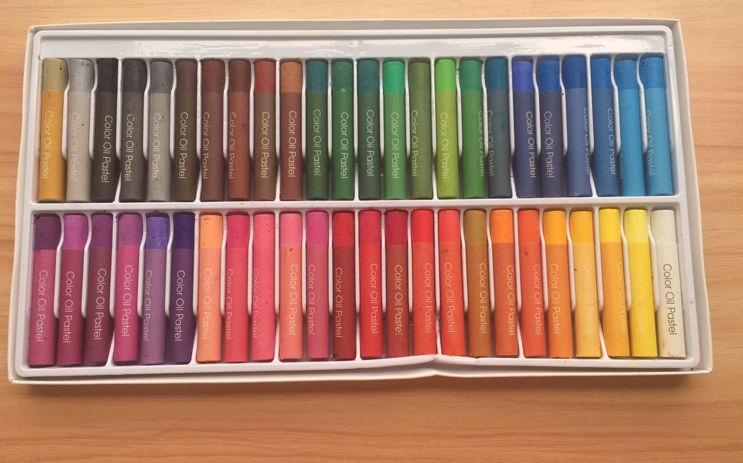 Mình mua bảng 48 màu, vừa nhận hàng sáng nay. Chất lượng tốt, lên màu chuẩn. 

Tuy nhiên thời gian giao hàng lâu quá. Bình thường mình order Tiki sẽ giao trong vòng 1 chậm lắm 3 ngày. Đằng này mình order hôm 05/07 đến tận hnay 11/07 mới giao. Shiper giao hàng thái độ ko thân thiện, quá tệ, cho shiper 1*