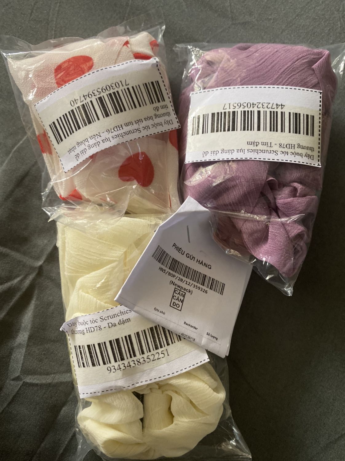 Đề nghị tiki làm ăn lại với người bán. Giao hàng kiểu ba trợn. Mua 3 cái cố tình giao hai cái sai màu. Đúng là bán hang ko có tâm. Còn tiki nay làm ăn quá bê bối