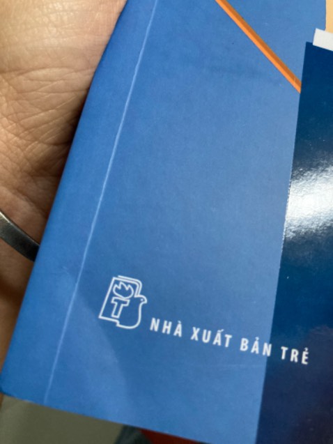 Tiki đã thay đổi hình thức đóng gói từ hộp giấy sang túi chống sốc. Cá nhân mình thấy ko phù hợp với đơn hàng sách lắm. Sách mình nhận về bị gãy góc bìa như hình. Hình như mấy đơn gần đây mình mua Tiki sách không thì không có đơn nào mà không có vấn đề về sản phẩm.