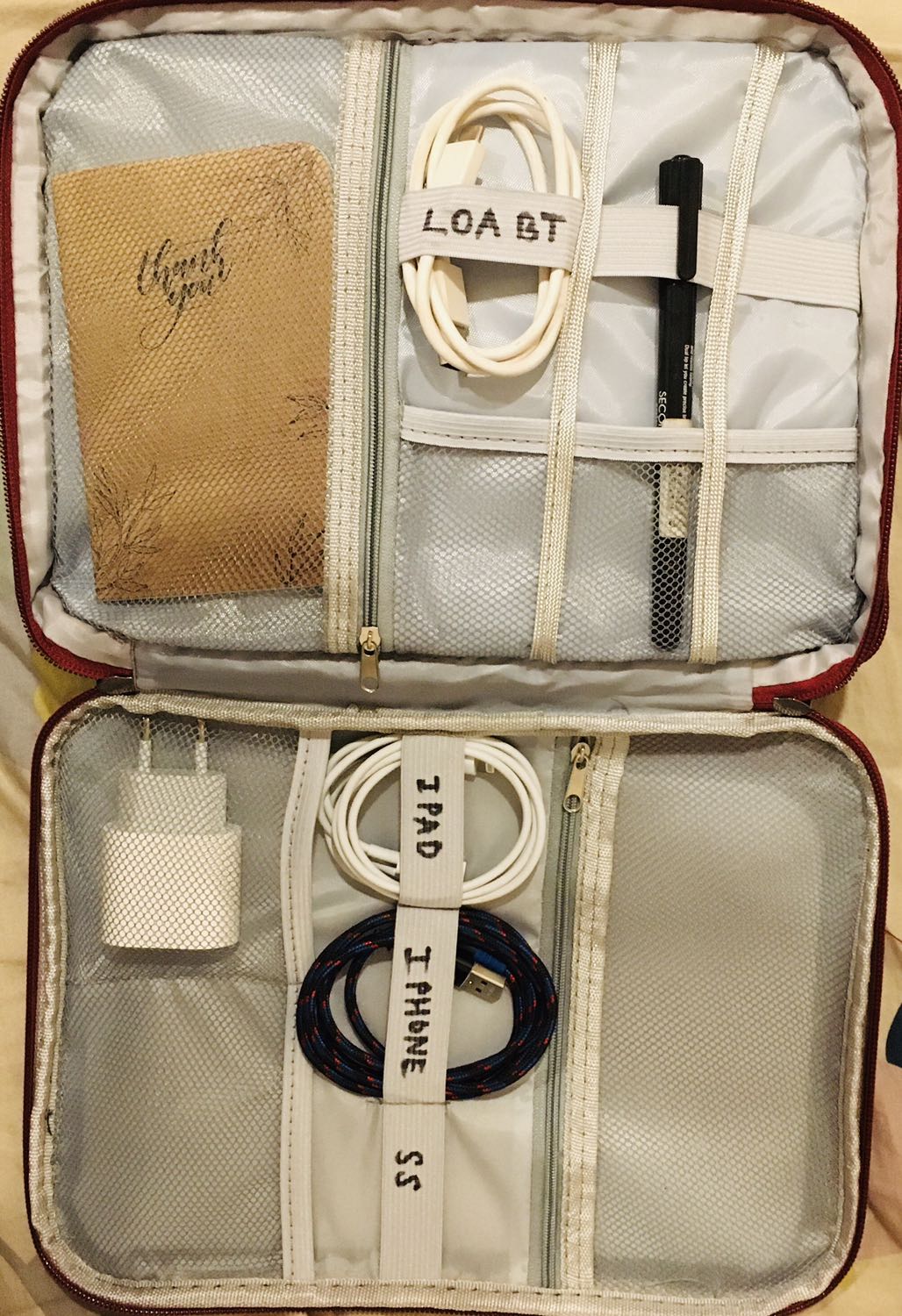 Túi y như hình shop đăng. 2 ngăn nên tiện dụng cho mình để đầy đủ những thứ cần thiết và dễ bị lạc mất như dây sạc, cốc sạc hay pin dự phòng. Nhận hàng rất ưng ý. Hy vọng dùng được lâu dài. Sẽ ủng hộ shop lần sau!