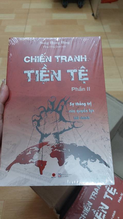 Sách bọc chắc chắn, ship nhanh dã man ạ, chưa kể là giá thành rẻ hơn rất nhìu so vớ các nhà sách khác và sàn thương mại điện tử khác nữa ạ 🥰