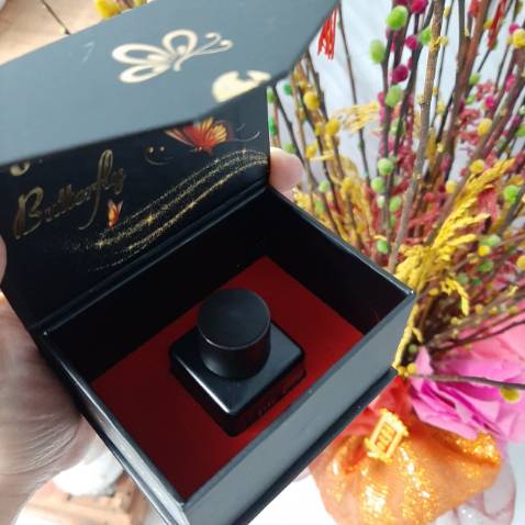 Quá xuất sắc, rất thơm, lại thơm lâu, hộp thì sang trọng.Giá cả hợp lý rất đáng đồng tiền