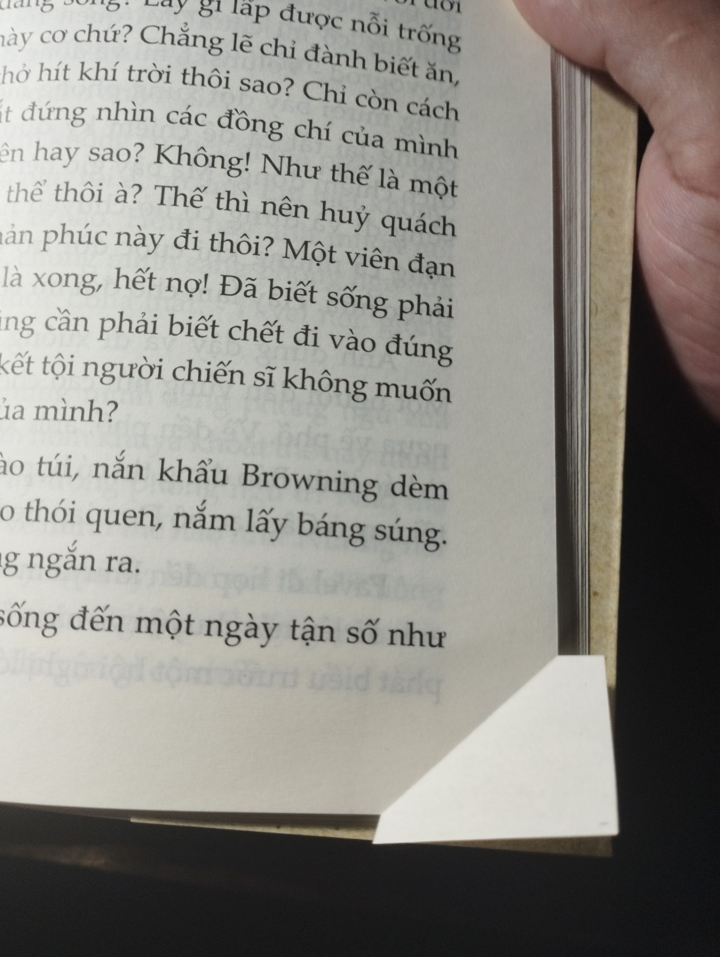 Sách có 2 trang bị lỗi góc, còn từ chương 8 phần 1 trở đi các trang đều bị in lệch đi dù khá nhỏ nhưng vẫn nhận thấy bằng mắt