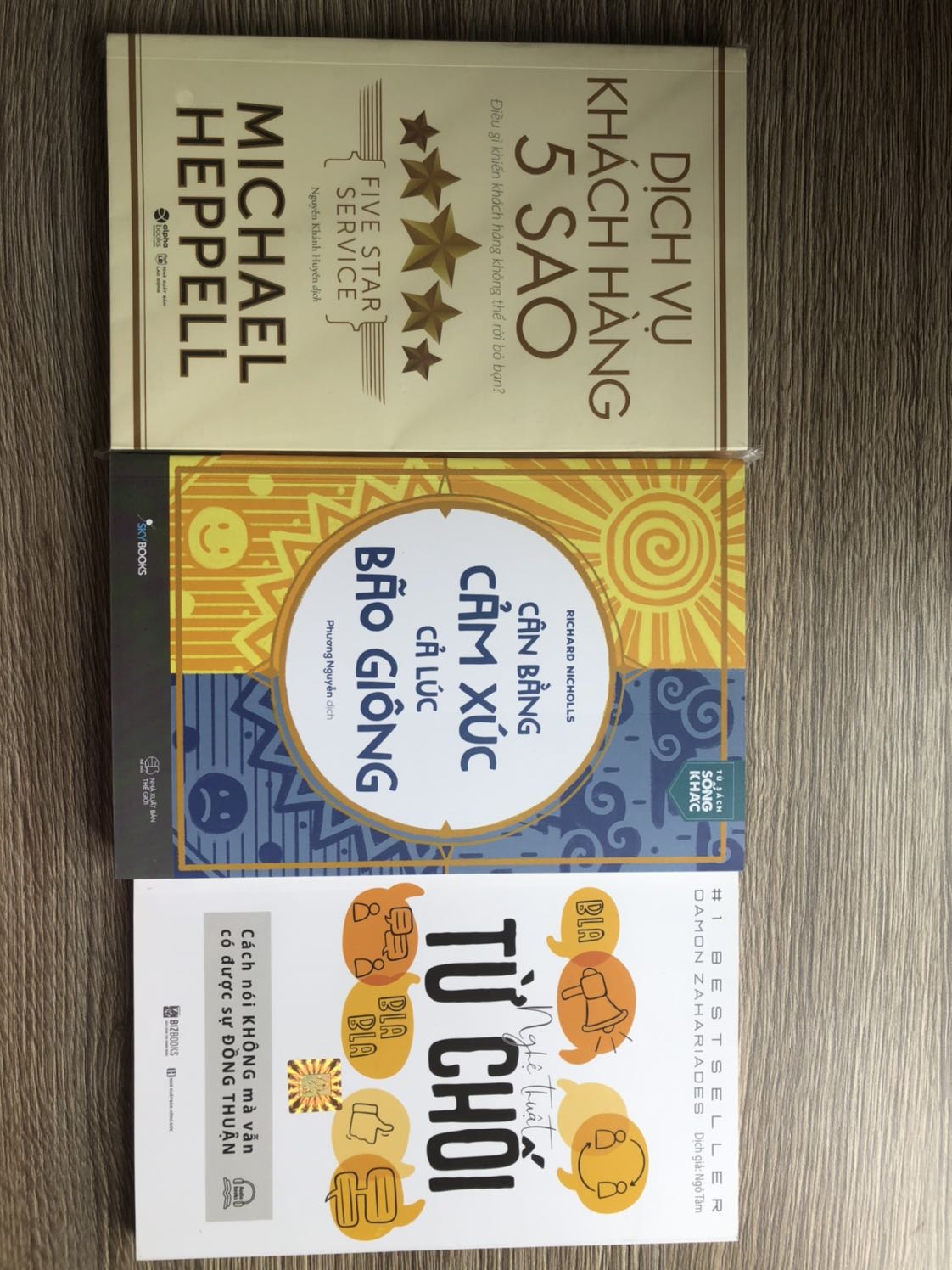 - Tiki giao hàng nhanh mới đặt hôm trước hôm sau nhận đc sách luôn. Săn sale đc giá tốt nữa
- Về nội dung: Mình chưa đọc nên chưa biết ntn. Mới lướt qua mấy trang đầu thấy khá cuốn
- 1 điểm trừ nhỏ là sách hơi dơ và xước nhẹ ở góc. Nhưng k sao mình quan tâm nội dung hơn 
Cảm ơn Tiki nhé