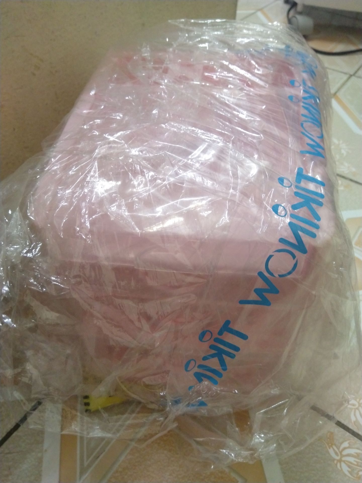 Tiki giao hàng nhanh chóng nhưng đóng gói qua loa quá, quấn có lớp nilong mà hàng giao tận từ HCM ra HN, may không bị vỡ gì. Màu random ra luôn màu hồng, chưa muốn dùng luôn :)) Sản phẩm của Duy Tân thì rất tốt rồi nhé, nhà mình cũng đang dùng cái màu xanh 5 tầng.