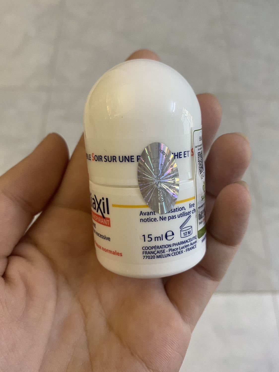 Sản phẩm đúng chính hãng. Mình đã từng dùng loại lăn này rồi, dùng rất tốt và 1 tuần chỉ cần lăn 1,2 lần thôi là nách khô thoáng.
Mình mua một lần 3 hộp vậy chắc xài hơn 1 năm.
Cám ơn shop! Sản phẩm nên mua.