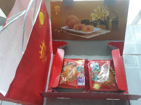 Tiki xử lý và giao hàng nhanh.. Shipper nhiệt tình.. Khâu đóng gói cũng đẹp và chắc chắn, có lót giấy chống sốc.. Bánh nhận đc đầy đủ cả túi giấy đi kèm, date có hơi ngắn 1 xíu qua Trug Thu cỡ 1 tuần.. Mua làm quà biếu nên mình chưa dùng thử nhưg là sp chính hãng của kinh đô nên cũng khá an tâm về chất lượng, mong là bánh sẽ ngon như hươg vị bánh trc giờ của Kinh đô.. Hộp giấy và túi giấy có hơi mỏng mảnh nếu dày dặn hơn xíu có lẽ nhìn sẽ sang trọng, bắt mắt hơn.. Vì định mua làm quà biếu nên mình có cái nhìn hơi kỹ tính hơn xíu mong Kinh đô sẽ cải thiện thêm .. Nhìn chung tổng thể mình khá hài.. Cảm ơn Tiki