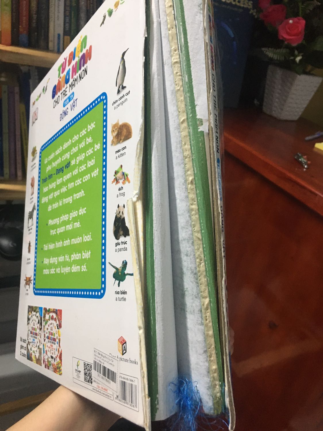 Sách mới dùng mấy hôm thì phần gáy bị bong keo xộc xệch hết. Rất không hài lòng!!