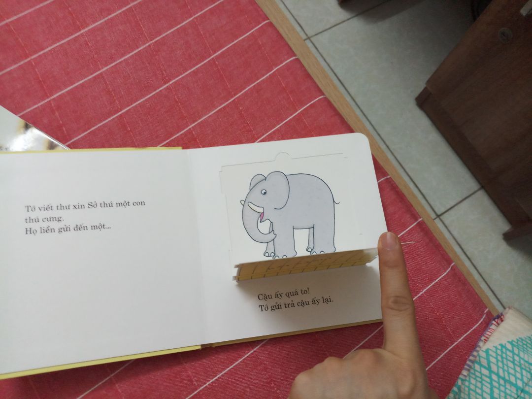 Sách dày dặn, nội dung và hình ảnh đều rất dễ thương. Sách tương tác rất phù hợp với các bé. Tuy nhiên bạn nào có gói bookcare thì k nên chọn bọc sách vì bản thân cuốn sách đã dày lắm rồi, tiki bọc cho mình còn bị rách lớp nilon bọc nữa