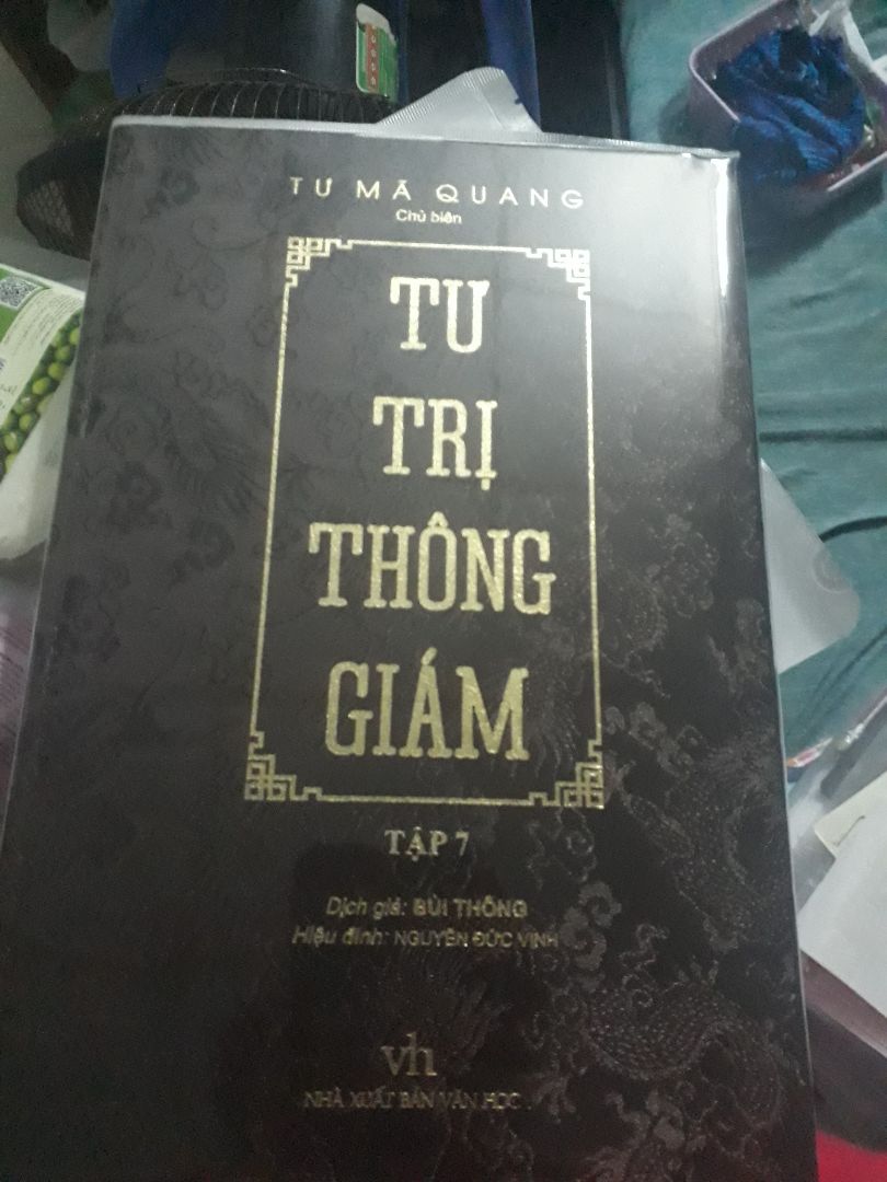 Bìa cứng mà còn bị gãy được -_-
Cuốn 7 này từ đời Tư Mã Diệu đến Tư Mã Đức Văn thời Đông Tấn và Ngũ Hồ Thập Lục. Sách dán keo ẩu nên bị dính rất nhiều ra trang giấy. Mình phải lấy dao rọc ra