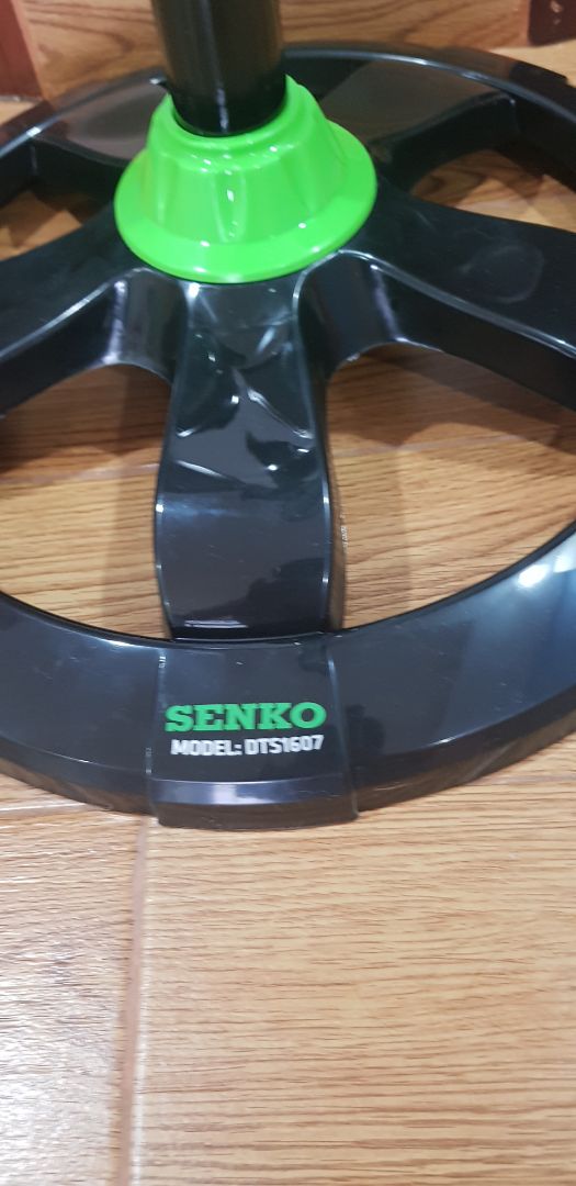 Quạt mạnh, chân đế làm bằng nhựa mỏng, rỗng nhẹ dễ gãy. Thân quạt chỉ siết bằng 1 ốc vào thanh quạt mà không có lỗ chịu.