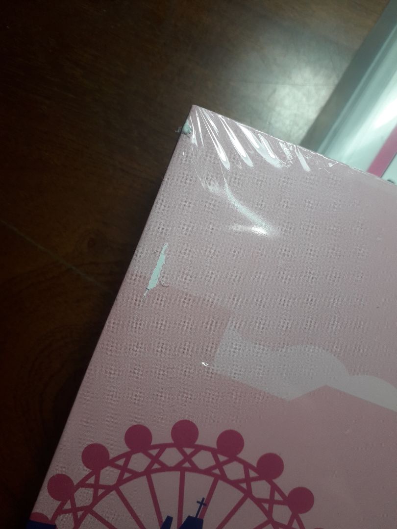 Giao hàng rất nhanh. Đóng gói khá kĩ càng, sách được bọc nilong ở ngoài nên không hề bị quăn mép hay cong sách. Tuy nhiên bìa sách quyển 2 có trầy 1 chút nhưng không sao. Mình thấy sách thấy hay và chi tiết, phân chia rõ ràng từ vựng, bài tập, giải thích. Mua combo 2 cuốn được giá 190k này quá hời luôn, trong khi giá bìa mỗi cuốn đã 190k @@ Tóm lại đánh giá cao 5☆ ạ