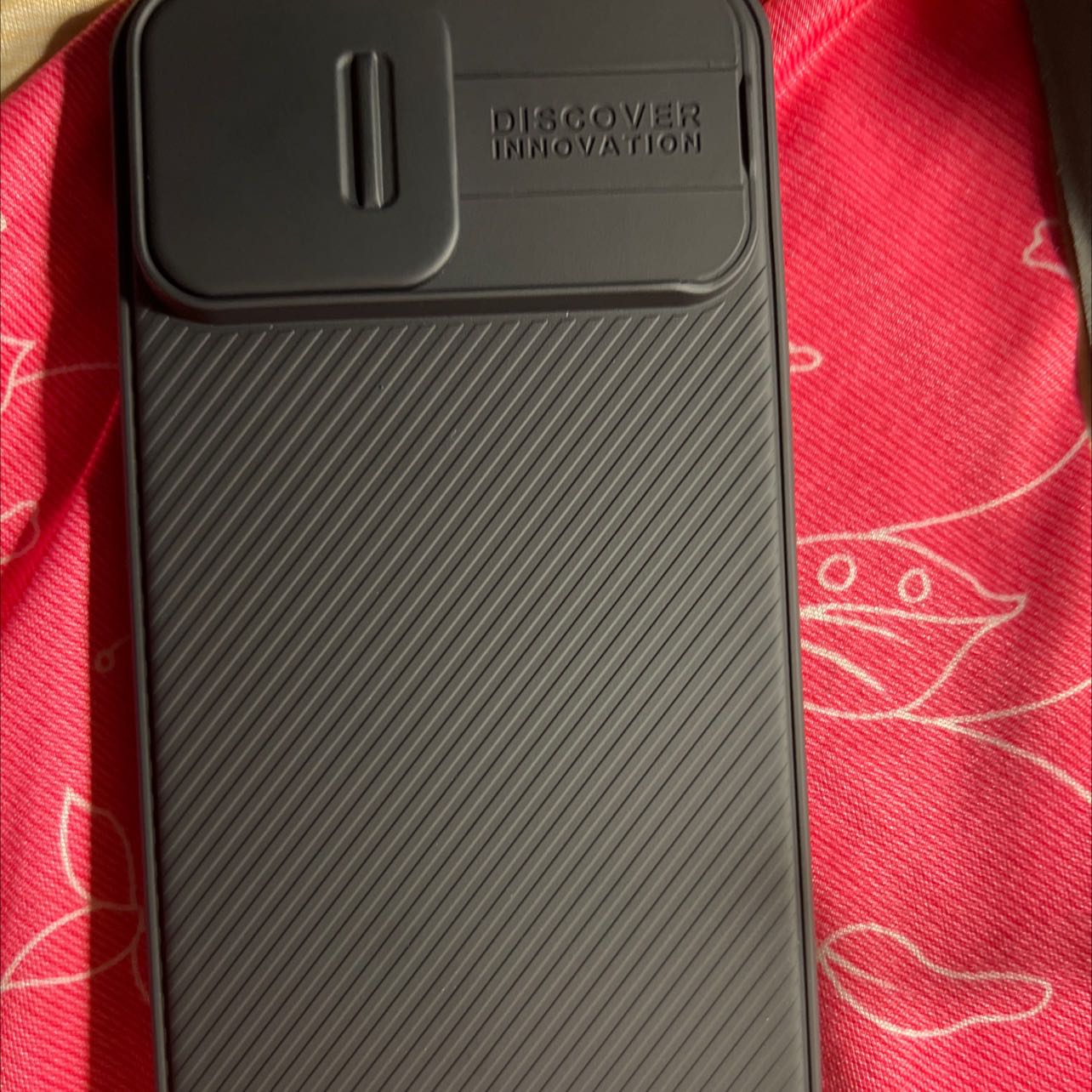 Ốp đẹp, mang khít, chắc, chắc dữ luôn nên lột ra chụp để cmt cũng đau tay 🙂, camshield di chuyển qua lại dễ nhưng lúc đóng nghe cái cạch là sát á, ưng nha