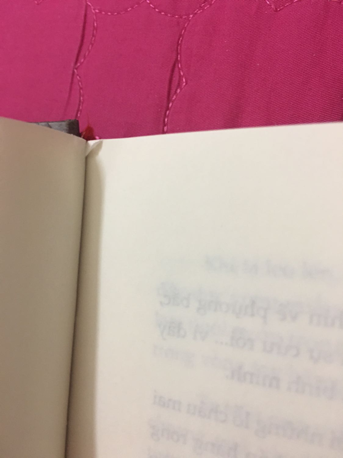 Chất lượng giấy tốt, tuy nhiên cách đóng gói của Tiki quá cẩu thả, ko có bọc chống sốc nên sách bị móp 1 chút, rách áo bì ngoài 1 chút
