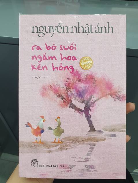Câu chuyện về khu vườn mơ mộng, nhiều sự kiện li kỳ, có khi là mơ mộng, diễn ra chân thật có, pha màu điện ảnh cũng có. Khá giống với một bộ phim hoạt hình Hàn Quốc là "Cô gà mái thích phiêu lưu". Nhưng giọng văn chân chất, mộc mạc làng quê miền Nam làm tôi thấy thật gần gũi. Những câu từ như làm hình ảnh miền Tây hiện lên trong tâm trí. Nhiều triết lí và cảnh vật mơ màng được tác giả ẩn dụ, ví von thật nên thơ khó tả:
- Ồ, thế ra con người ta (và các con vật) đôi khi bị hành hạ bởi cái tên của mình. Một cái tên không phù hợp sẽ trở thành một thứ nợ nần khi đứa bé lớn lên, dù đứa bé đó là một con người hay một con vịt.
- Đêm đêm, cô gà mới đào bới lòng mình, vẫn chẳng bắt được con giun lí lẽ nào.
- Khi không có thứ gì thì con người đều thích làm thứ đó. Nên bác Ngựa với cái tên đã chết có sở thích đặt tên cho những con vật khác trong nhà.
- Tất cả sinh vật trên đời này chỉ ở một trong hai trạng thái thôi: sống hoặc chết. Sống tức là làm một điều gì đó, ấp ủ một ước mơ nào đó và yêu thích một ai đó. Còn chết là thôi làm một điều gì đó, thôi ấp ủ một ước mơ nào đó và vẫn tiếp tục yêu thích một ai đó.
- Tình yêu sẽ đến với chúng ta bằng bất cứ con đường nào nó chợt nghĩ ra, kể cả những con đường khó tin nhất. Vì vậy không ai trong chúng ta biết mình nên đứng đợi ở đâu, vì trong khi con đinh ninh tình yêu sẽ đến bằng con đường này thì rất có thể nó đang sải bước ở con đường bên cạnh.
- Si mê bao giờ cũng ngắn hạn. Si mê giống như truyện ngắn, mãnh liệt, bộc phát nhưng đọc một chút xíu là hết. Tình yêu thì khác. Tình yêu giống như truyện dài, dàn trải, chậm rãi, có thể đọc tà tà cho đến ngày...làm đám cưới.
- Nếu như trước đây thì chuyện gì con gà cũng có thể hồn nhiên chia sẻ với con vịt. Nhưng tiếc là nó đã lớn mất rồi. Khi lớn lên, bọn trẻ con bỗng nhiên có cái gọi là đời tư. Là cái nhà kho để cất giữ những điều thầm kín. Bây giờ lục lọi cái nhà kho đó và bày ra tất tần tật bí mật trước mắt người khác, quả là một quyết định không dễ dàng.
- "Đêm hái lời chim dành tặng ban mai
Đêm xâu cho anh một tiếng thở dài
Đêm trồng tặng em một mùa hoa cúc
Để em nhìn hoa nhớ chiều đã khuất
Đêm mọc giùm anh sợi tóc thời gian
Đêm chảy giùm em lệ của địa đàng
Dắt díu nhau qua những ngày nương náu
Gọi người ta yêu là người yêu dấu".
- "Đêm ủ giùm em hoa trái ban ngày
Nuôi nấng giùm anh men của cơn say
Lời của đêm đen không hề ***
Tự giấu mình đi, đêm làm bóng tối..."
- Cuộc đời con vẫn còn là cuộn giấy trắng mà tổng kết gì con! Tất cả chỉ mới bắt đầu à. Ta nghĩ chỉ có tuổi già mới cặm cụi ngồi tổng kết. Chuyện của tuổi trẻ là phác thảo đề cương.
- Dạo này lá trong vườn rụng nhiều. Đêm đêm, những chiếc lá ngủ mơ bám không vững vào cành, sẩy chân rơi xuống như mưa khiến sáng nào chị Ngần cũng xách chổi ra vườn loẹt quoẹt gom đầy gốc nhãn.
- Những bụi lau lao xao, tiếng châu chấu búng mình lách tách, cả tiếng mưa bụi thì thào trong lá cỏ. Nó nhìn những cành non bị gió uốn cong, những bụi cỏ khô rủ nhau bay thi trong nắng. Trước mắt nó, nắng trong mưa và mưa trong nắng, cầu vồng cắt ngang cánh đồng như chiếc ô bảy màu do *** thiên nhiên hào phóng giương lên trong cái ngày xứng đáng ghi vào sổ tay thiếu nữ.
- Tóm lại, xét về hình thức, nhà văn nom chẳng lung linh tí nào. Trông ông/bà ấy viết văn giống như người lao động khổ sai hay kẻ bị trời đày. Dường như những gì đẹp đẽ nhất, tinh túy nhất của nhà văn đều trút hết vào trang văn, cái còn lại chỉ là những gạch đầu dòng khô khan, tẻ nhạt.
- Như lời tuyên ngôn của nhà hiền triết: “Các bạn chỉ cần nghe tiếng đàn của tôi là đủ. Đó là cách tôi hiện diện trong cuộc đời này”
- Này các bạn, tình yêu là như thế đấy. Tình yêu không phải là một nhà tù và hạnh phúc là thứ có thể làm ta phát điên nếu ta nhốt nó trong lồng ngực quá lâu.
- Xưa nay, những tác phẩm được tôn vinh bao giờ cũng được viết ra một cách tự nhiên nhất và chân thành nhất bởi những tác giả cả đời ăn nằm với câu chuyện của mình, bị câu chuyện của mình ám ảnh đến mức không thể nghĩ đến chuyện gì khác. Họ cần phải viết câu chuyện đó, là câu chuyện mà nếu họ không viết ra thì họ sẽ không thể tìm đọc ở bất cứ đâu.