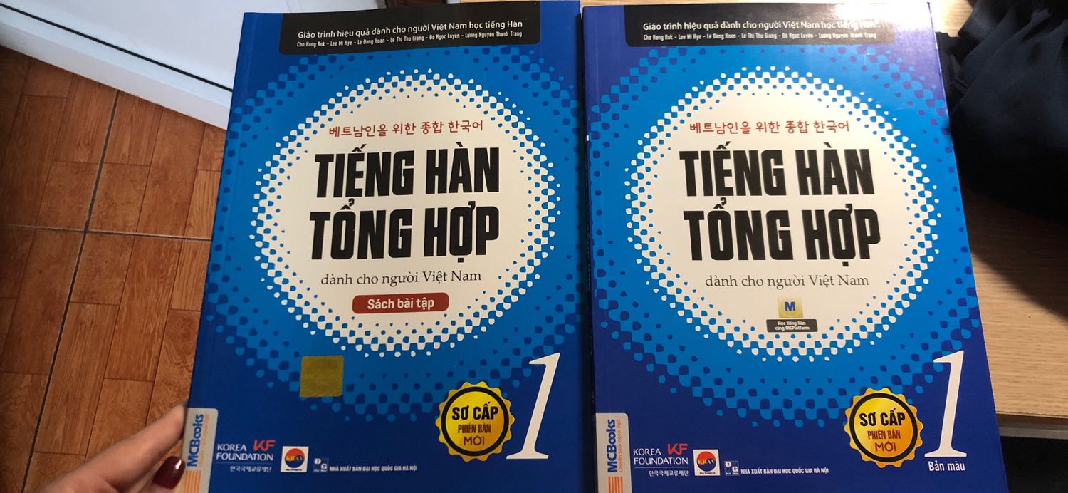 Giao nhanh, đúng sản phẩm, giá hợp lý, giáo trình in màu còn sách bài tập đen trắng