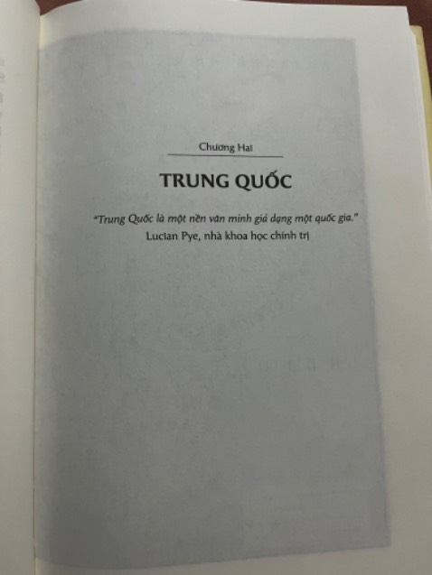Rất rất nên đọc, đặc biệt với những ai quan tâm đến địa chính trị. Dù sách in đẹp, đóng đẹp nhưng mình vẫn mong Tiki kinh doanh ebook để tiện cho những ai dùng máy đọc sách, muốn đọc những cuốn sách còn dở bất cứ lúc nào mà bất cứ đâu, sách bìa cứng xịn thật đấy nhưng cầm đọc hơi bất tiện.