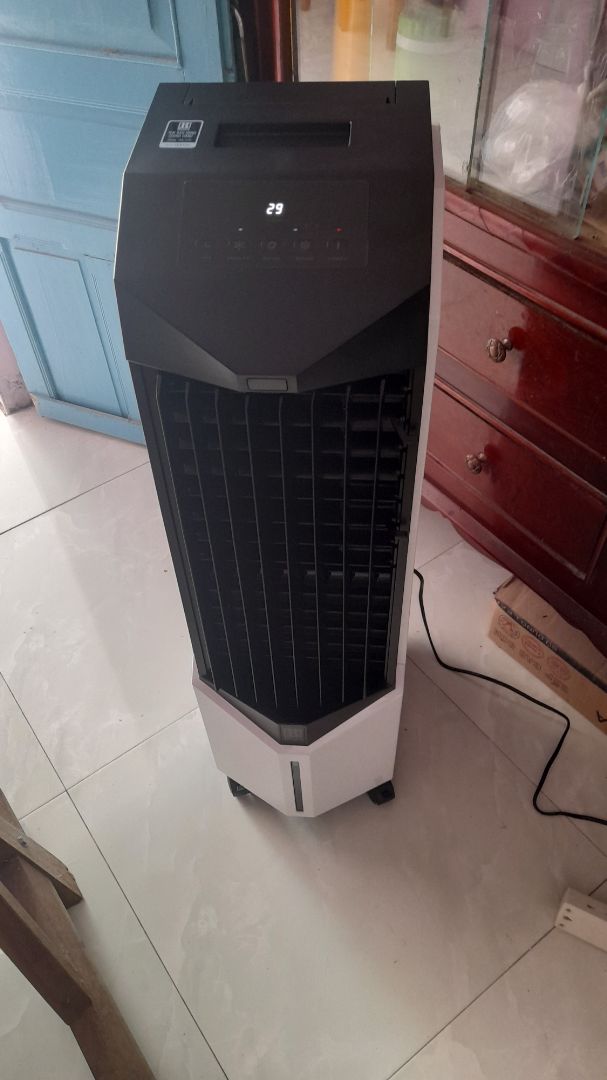 Tiki Trading Giao hàng nhanh lẹ. Sản phẩm đầy đủ giấy tờ. Tháo thùng như có ai đã tháo ra trước, chắc bên shop kiểm tra hàng. Quạt mạnh mát, mới khui thùng nhìn như đồ chơi em bé, nhẹ tênh mà mỏng manh lắm, nhưng quạt cực mạnh nhé. Độ ồn thì mức trung bình tiếng như quạt cây thôi. Để đá vào nữa thì tương đối mát. Chưa sử dụng nhiều sản phẩm khác nên không so sánh được. thấy cũng khá hài lòng.