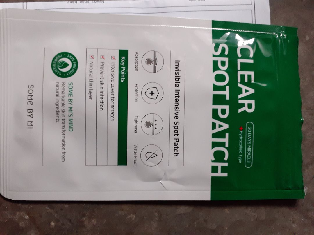 miếng dán không lộ.khá dễ chịu. mình rửa mặt bằng máy rửa mặt 3 lần mà ko bị bong ra.