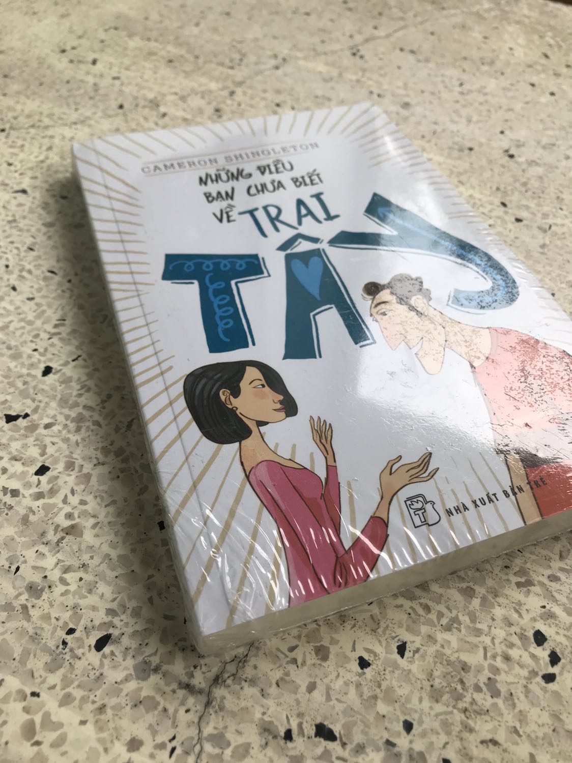 Bình thường. 

Đã đọc xong và đây là nhận xét về sản phẩm: Sách có thể không dành cho những bạn thuộc cộng đồng LGBTQ+ vì có vài chỗ tác giả có vẻ kỳ thị ***: Ví von phát âm của người Pháp giống ***, bảo là gái Ta không thể trò chuyện với trai Ta về chủ đề làm đẹp vì nếu có thì trai Ta là gay.

Sách nhiều đoạn cực kỳ tối nghĩa vì đặt từ lộn xộn sai cú pháp. 

Thay vì giới thiệu nhiều hơn về văn hoá, tính cách của trai Tây thì tác giả nhận xét rất nhiều về gái Ta, trai Ta. Tuy nhiên qua đây thì có thể thấy được trong mắt tác giả (trai Tây) thì người Việt như thế nào (dù cái nhìn có vẻ phiến diện).

Vài đoạn khiến mình bật cười vì dí dỏm và cũng có nhiều đoạn có nhiều thông tin mới mẻ. Nên quyển sách này không quá tốt cũng không đến nỗi tệ. 

Mình đã kỳ vọng hơi cao nên khá thất vọng. Nếu tác giả là người có tư tưởng tiến bộ hơn, vì tên sách không chỉ dành cho nữ giới mà còn cả cho người *** có người bạn đời là trai Tây nữa, thì hay biết mấy…

Sản phẩm được đóng gói kỹ.