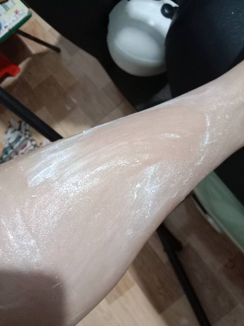 Mình đã sửa từ một sao lại thành năm sao.
Lúc đầu bôi lên 3 ngày liên tục da không có bong.
Chất kem thì hơi bết dính.
Bôi lên một tí thì nó khô, nhìn da rất quằn quại.
Tuy nhiên không nóng rát hay đỏ ửng hay ngứa gì cả.
Bây giờ thì ra đã bắt đầu bong nhé.
Phần da mới bong xong thì nó sáng hơn và mịn hơn.
Hài lòng nhé.