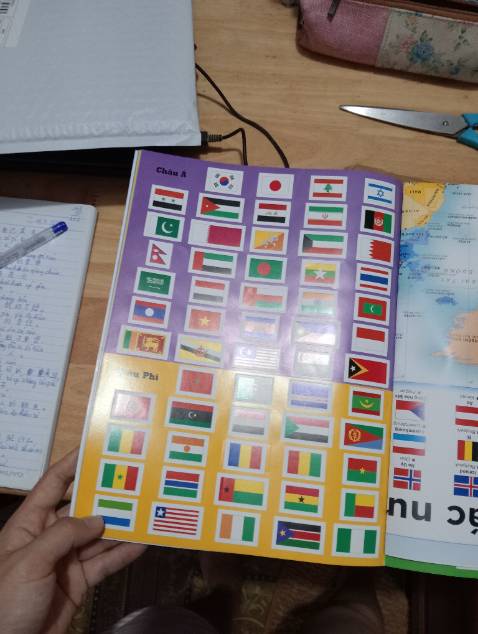 Ổn. Mua cho các bạn tiểu học tìm hiểu về bản đồ thế giới các châu lục và quốc kì