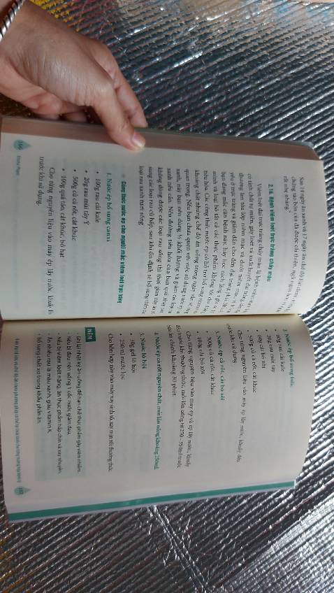 Sách đẹp, hộp bên ngoại bị giao hàng làm móp nhưng sách vẫn oke. Chưa đọc hết vì mới nhận, nhưng xem sơ qua mình thấy sách dễ đọc, dễ hiểu, có trình bày nguyên nhân các loại bệnh và cách làm nước ép trị liệu cho từng bệnh. Mình thấy khá hay. Rất đáng mua