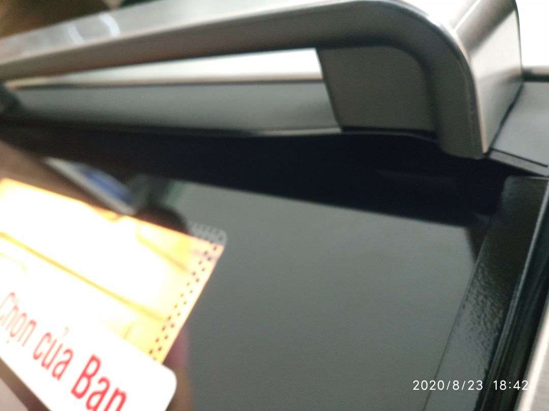 Tiki đóng gói cẩn thận.Máy đẹp, hợp với bếp. Khi nhận máy thì thanh cầm bị méo nhưng không ảnh hưởng nhiều lắm. Chỉ có 1 điều là lần đầu tiên sử dụng mình đã tắt bếp lấy đồ ăn ra (cửa đang mở) mà quay đi quay lại 1 lúc sau thấy đèn lò sáng và lò đàn chạy. Hết cả hồn. Không biết có nên đổi trả không. Mình khai trương bằng món bồ câu quay. Con chim bằng nắm tay  quay hết tầm 30"