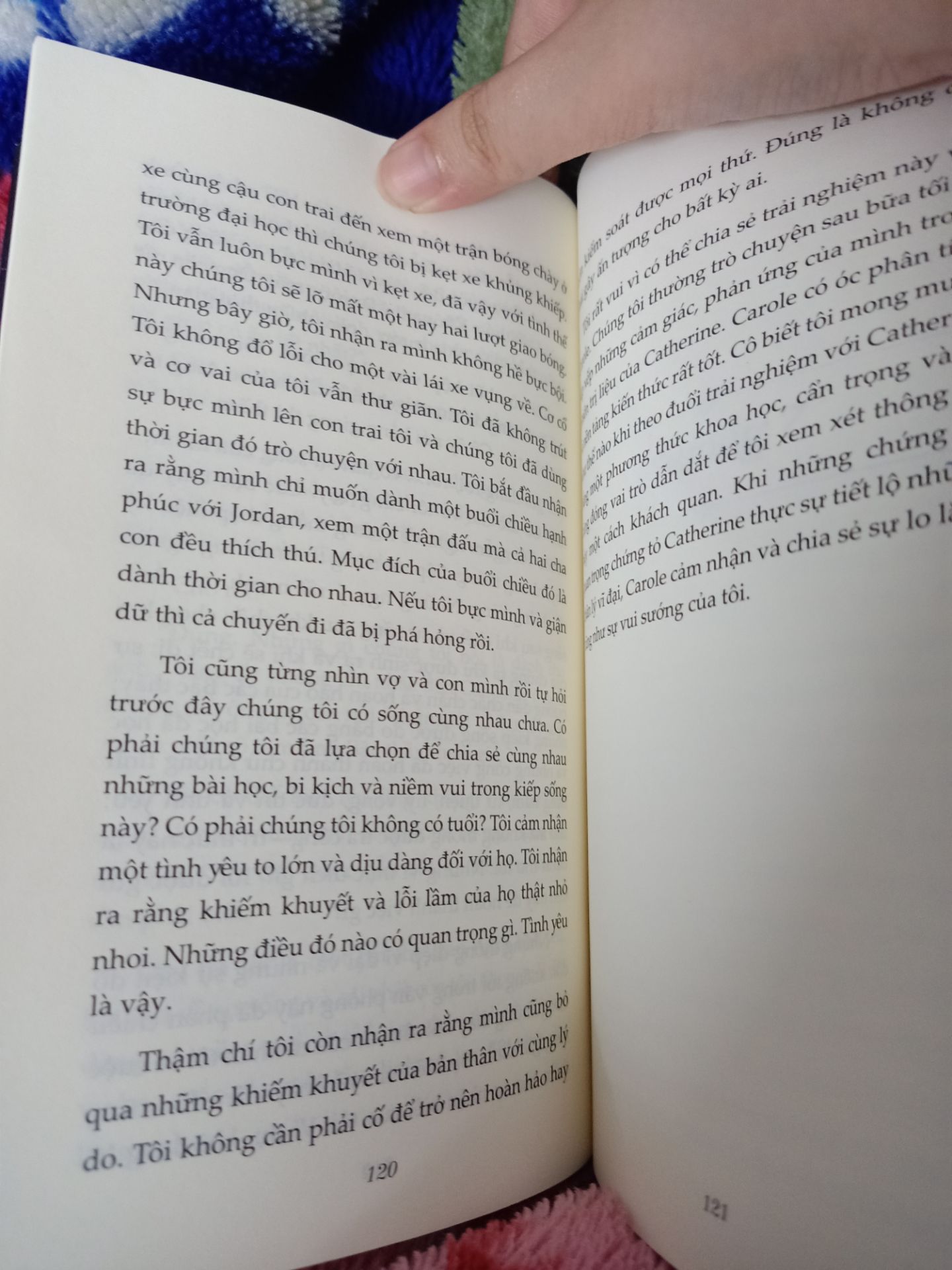 Thấy lỗi font khá nhiều. Lúc đầu đọc cũng hơi ngờ vực do mấy nay khác xa về những gì mình bt quá. Có đoạn khá giống với bên Phật như là tích đức cho kiếp sau. Mình nghĩ từng câu chuyện của Catherine giống như là đại diện cho từng bài học r giải thích kĩ càng vậy, chả khác nào dg ở trong lớp học :v có nhiều từ đọc khá khó hiểu, chắc do dịch từ tiếng anh nên vậy